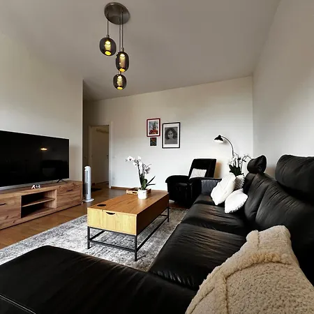 Modern Lakeview In